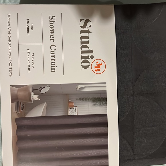 Shower curtain in - Picture 2 of 3